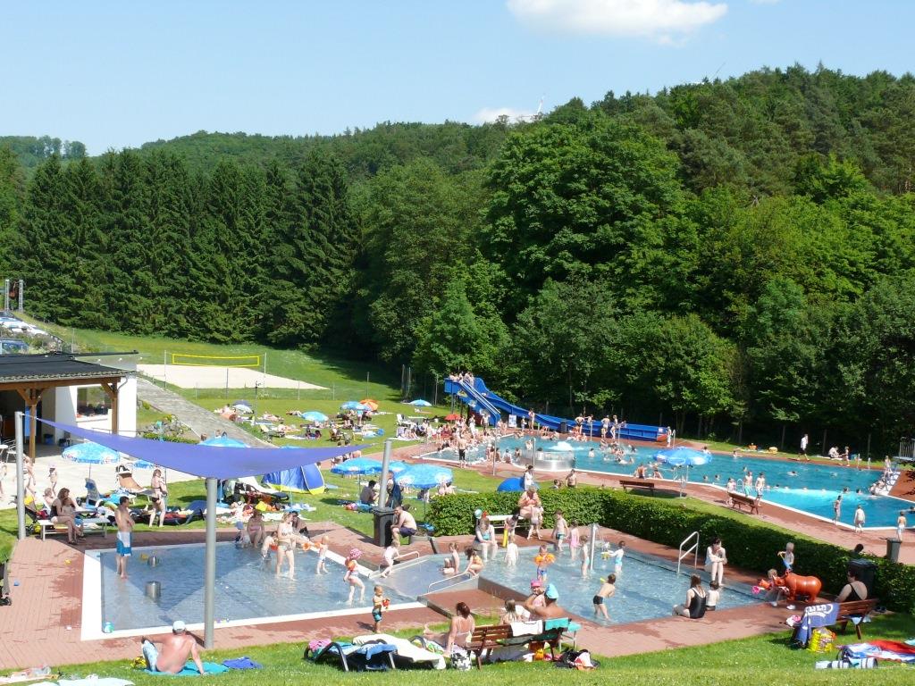 Waldschwimmbad Oberscheld - Kinder-Planschbecken-Anlage, Schwimmbecken, Rutsche, Beach-Volleyballfeld